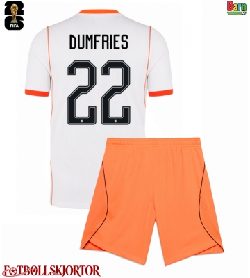 Nederländerna Denzel Dumfries #22 Borta Kläder Barn VM 2026 Kortärmad (+ Korta byxor)